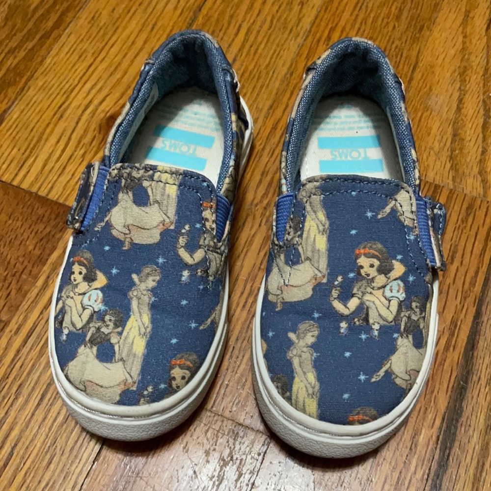 Toms Disney Snow White slip on shoes Little Kid Size 7